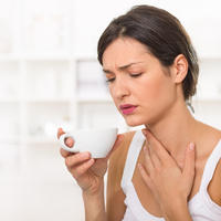 Grlobolja upala grla bolest grlo vrat čaj tekućina žena okus vruće kava čaj shutterstock 352590485