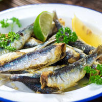 Srdela srdele sardina sardine pecene pecena morska riba limun persin tanjur shutterstock 352481930
