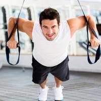 Vježbanje tjelovježba fitness muškarac teretana znojenje mišići shutterstock 109262426