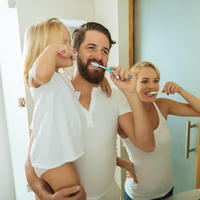 Pranje zubi obitelj shutterstock 215948614