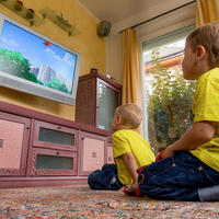 djeca gledaju tv, Shutterstock 228505549