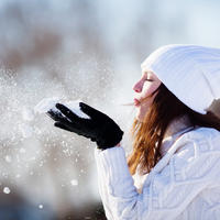 Zima snijeg žena sreća svjetlost sunce zimovanje kapa shutterstock 94018987