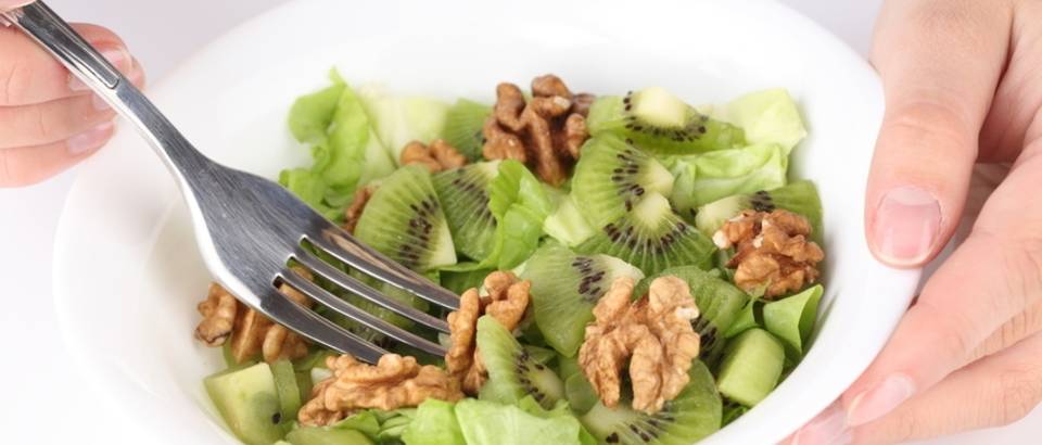 salata, zdrava hrana, orasi, kivi