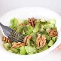 salata, zdrava hrana, orasi, kivi