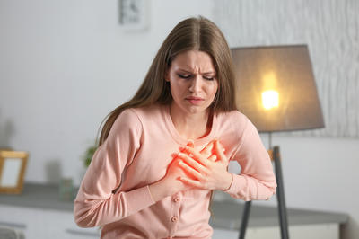 Bol u prsima ne mora značiti infarkt, ali može biti simptom drugih ozbiljnih stanja