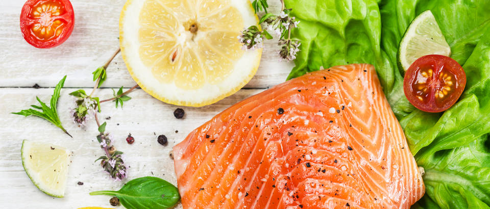 Tuna riba povrće limun salata shutterstock 301075661