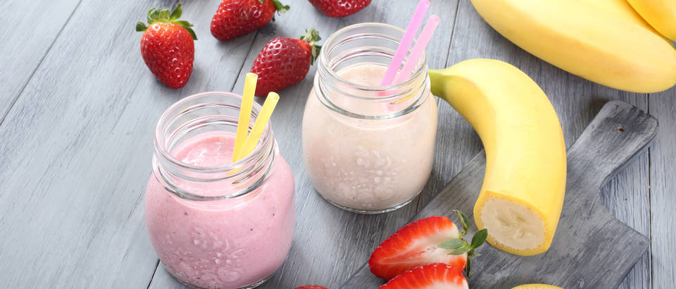 Smoothie banana jagoda shutterstock 175638773