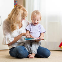 Dijete učenje razgovor knjiga čitanje majka shutterstock 332376326