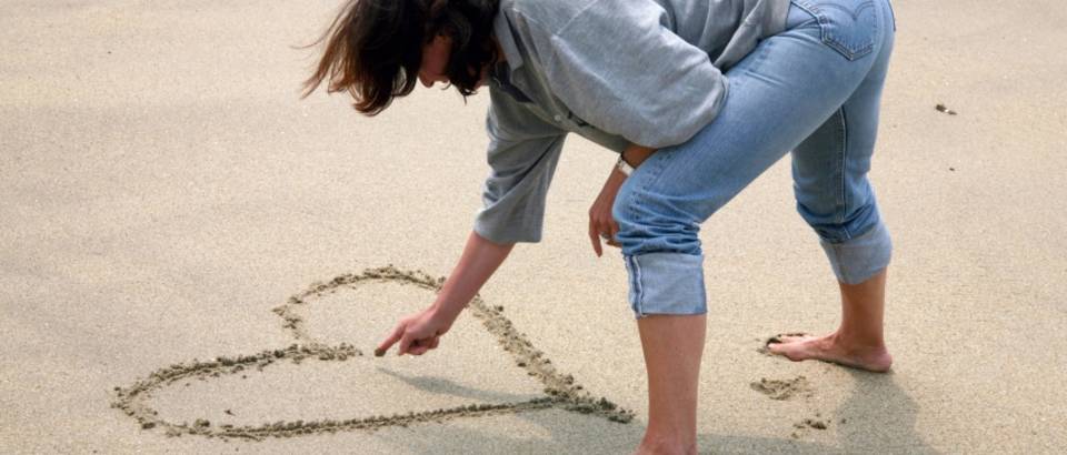 Srce, plaza, ljubav, pijesak
