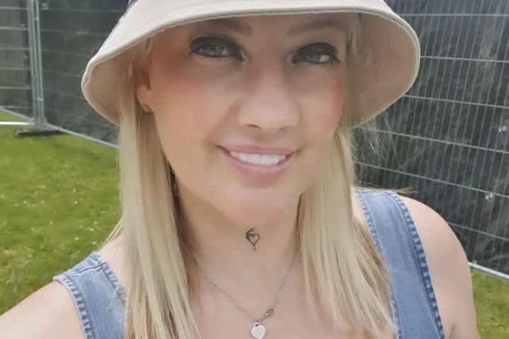 DJ-ica iz Telforda u Engleskoj, Leanne Abeyance (40) odlučila se na putovanje u Tursku u potrazi za jeftinijom opcijom ugradnje novih zubnih implantata. Nije prošlo dobro.