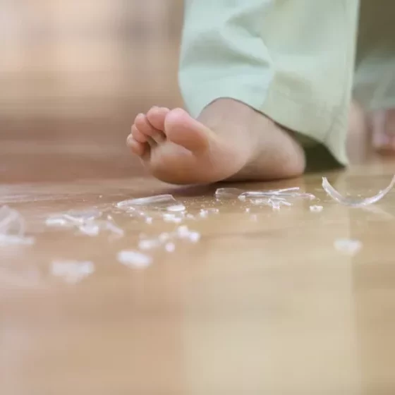 Stali ste na staklo? Evo kako ga sigurno ukloniti i kada potražiti liječnika