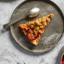 Zdravi crumble sa šljivama, zobenim pahuljicama i bademima