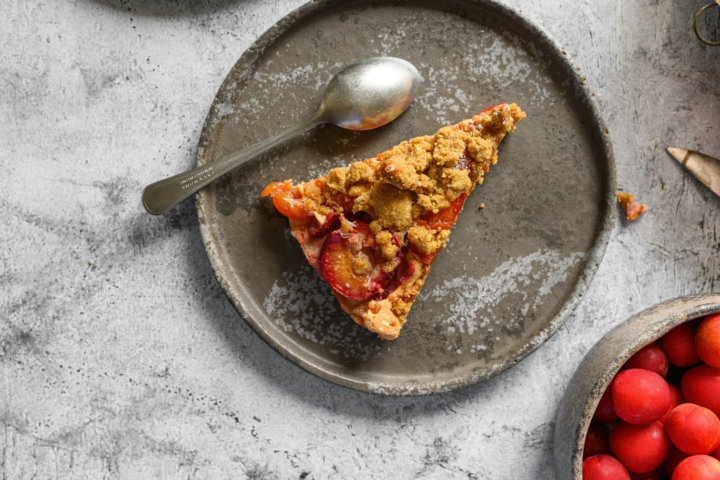 Zdravi crumble sa šljivama, zobenim pahuljicama i bademima